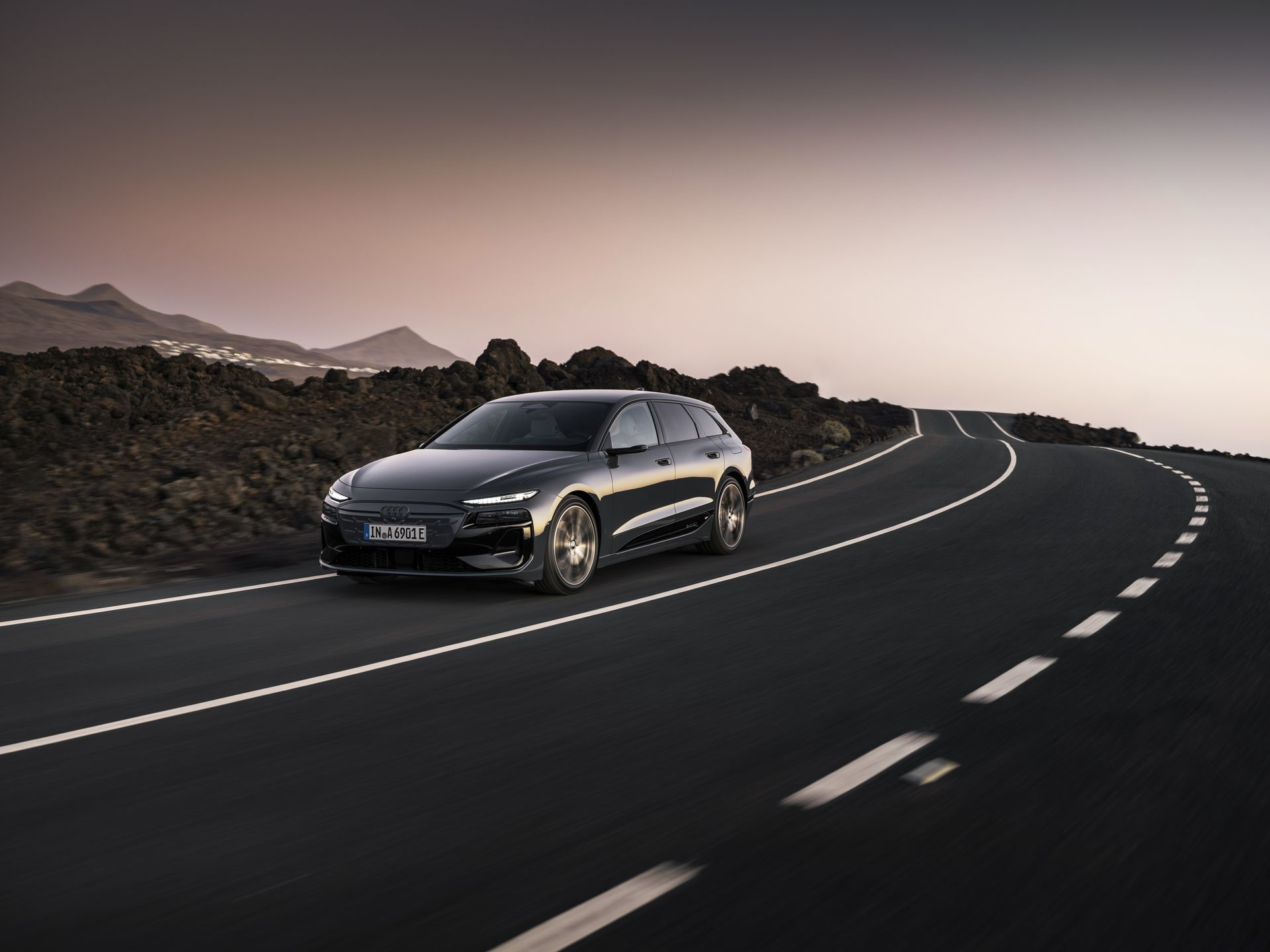 Audi A6 e-tron 2024 mostrando su perfil aerodinámico en carretera.