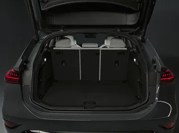 Vista del maletero del Audi A6 e-tron, mostrando su capacidad y diseño.