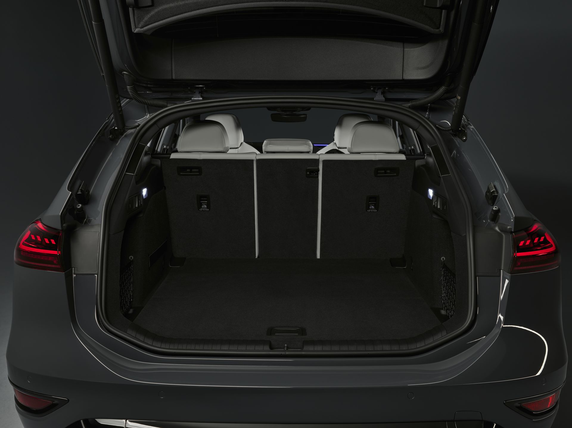 Vista del maletero del Audi A6 e-tron, mostrando su capacidad y diseño.