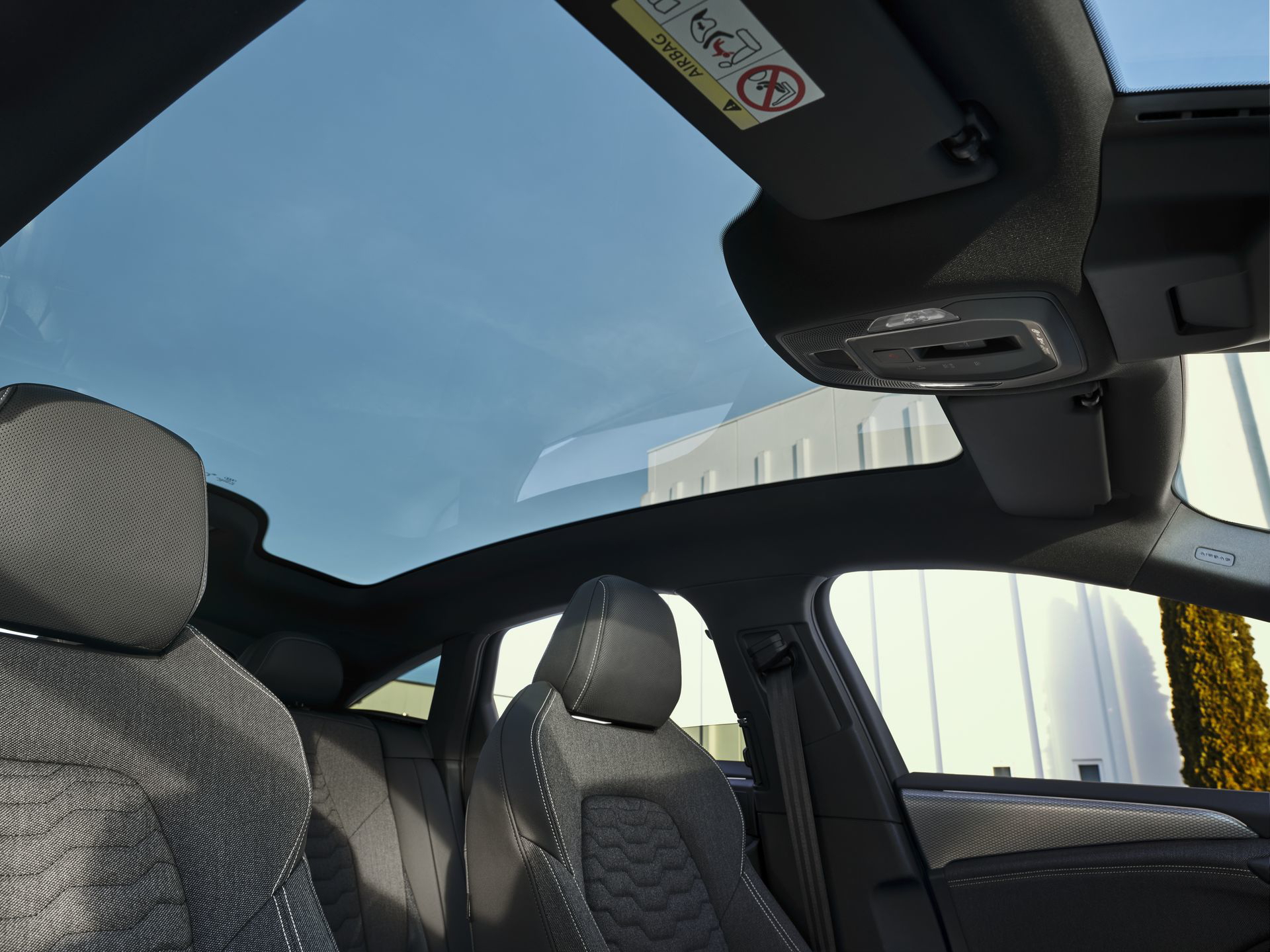 Vista del techo panorámico que realza la luminosidad y amplitud del habitáculo.