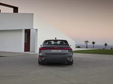 Vista posterior del Audi A6 e-tron revelando líneas elegantes y futuristas.