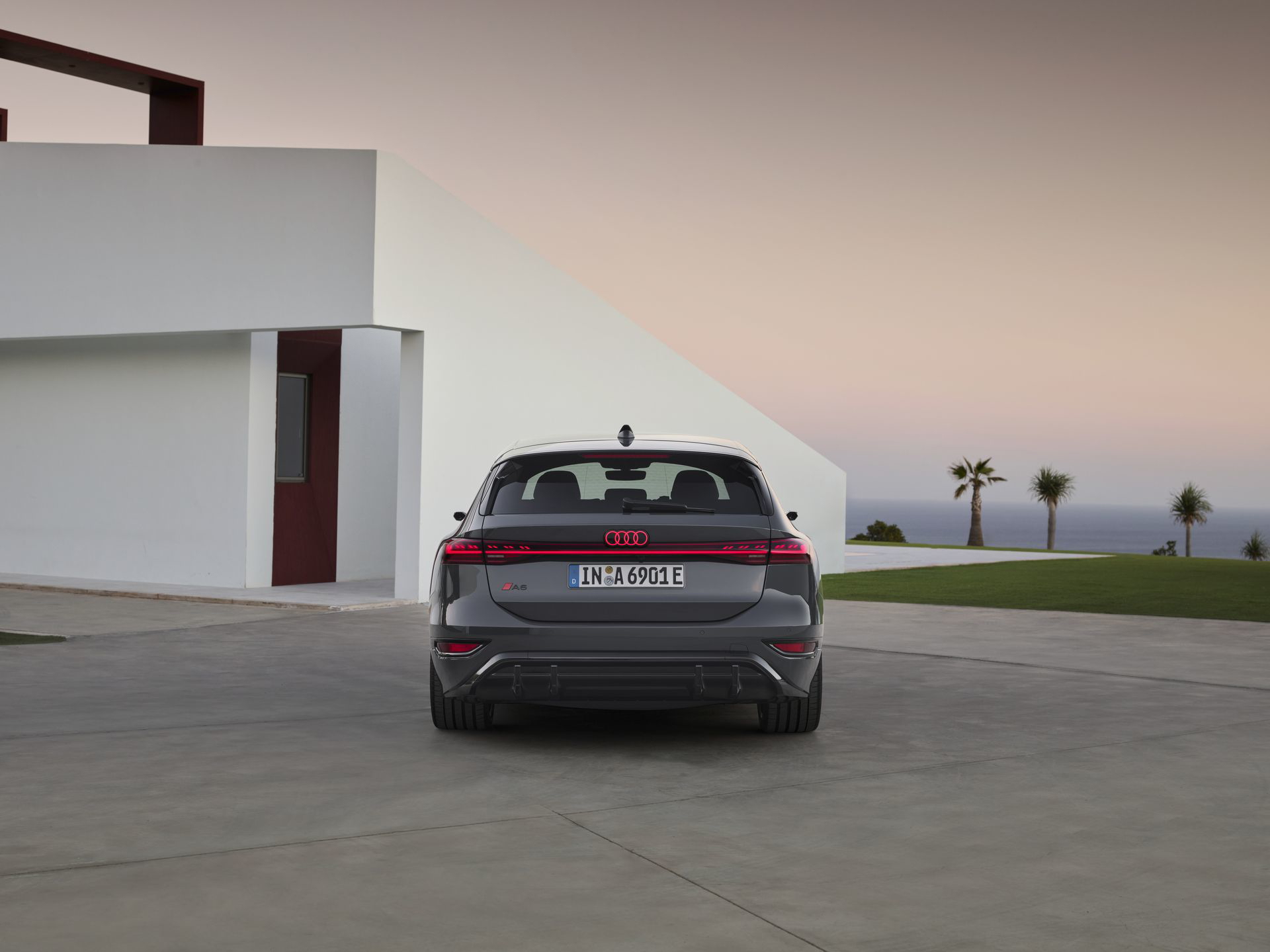 Vista posterior del Audi A6 e-tron revelando líneas elegantes y futuristas.