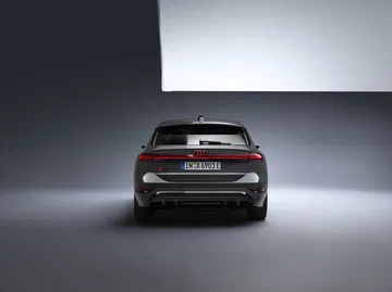 Vista trasera del Audi A6 e-tron mostrando su diseño lumínico distintivo.