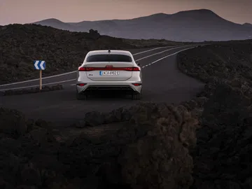 Visión trasera del Audi A6 e-tron mostrando líneas elegantes y futuristas.