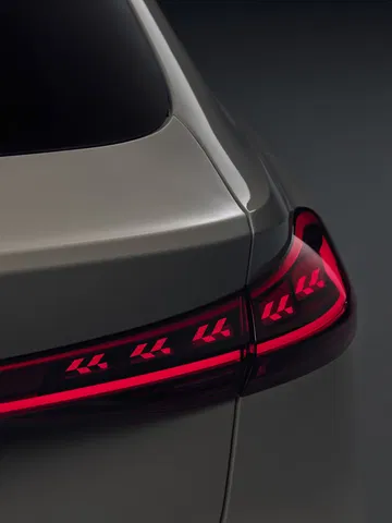 Vista parcial de la sección trasera del Audi A6 e-tron, destacando su moderna iluminación