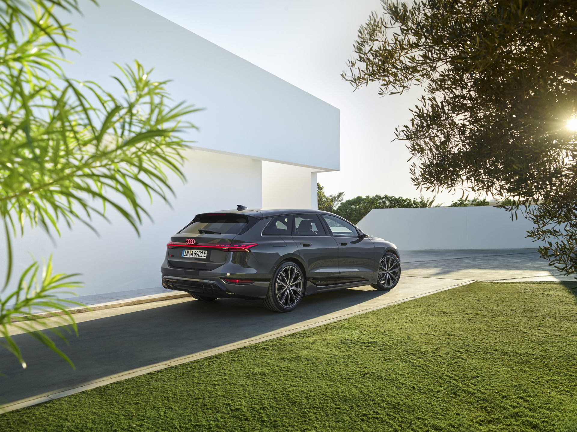 Vista trasera y lateral del Audi A6 e-tron 2024, mostrando su diseño elegante.