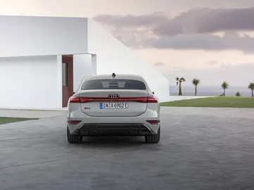 Trasera aerodinámica y diseño lateral elegante del Audi A6 e-tron.