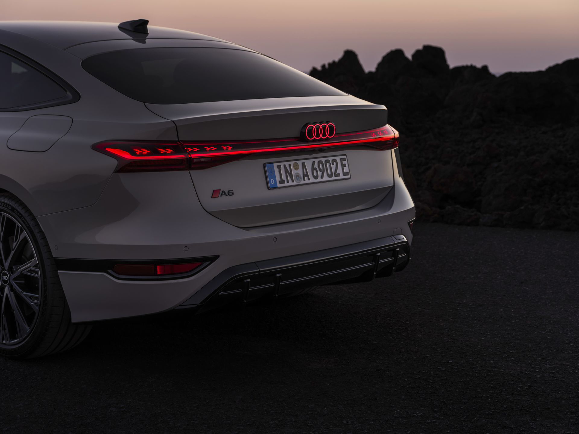 Visión trasera-lateral muestra líneas elegantes A6 e-tron.
