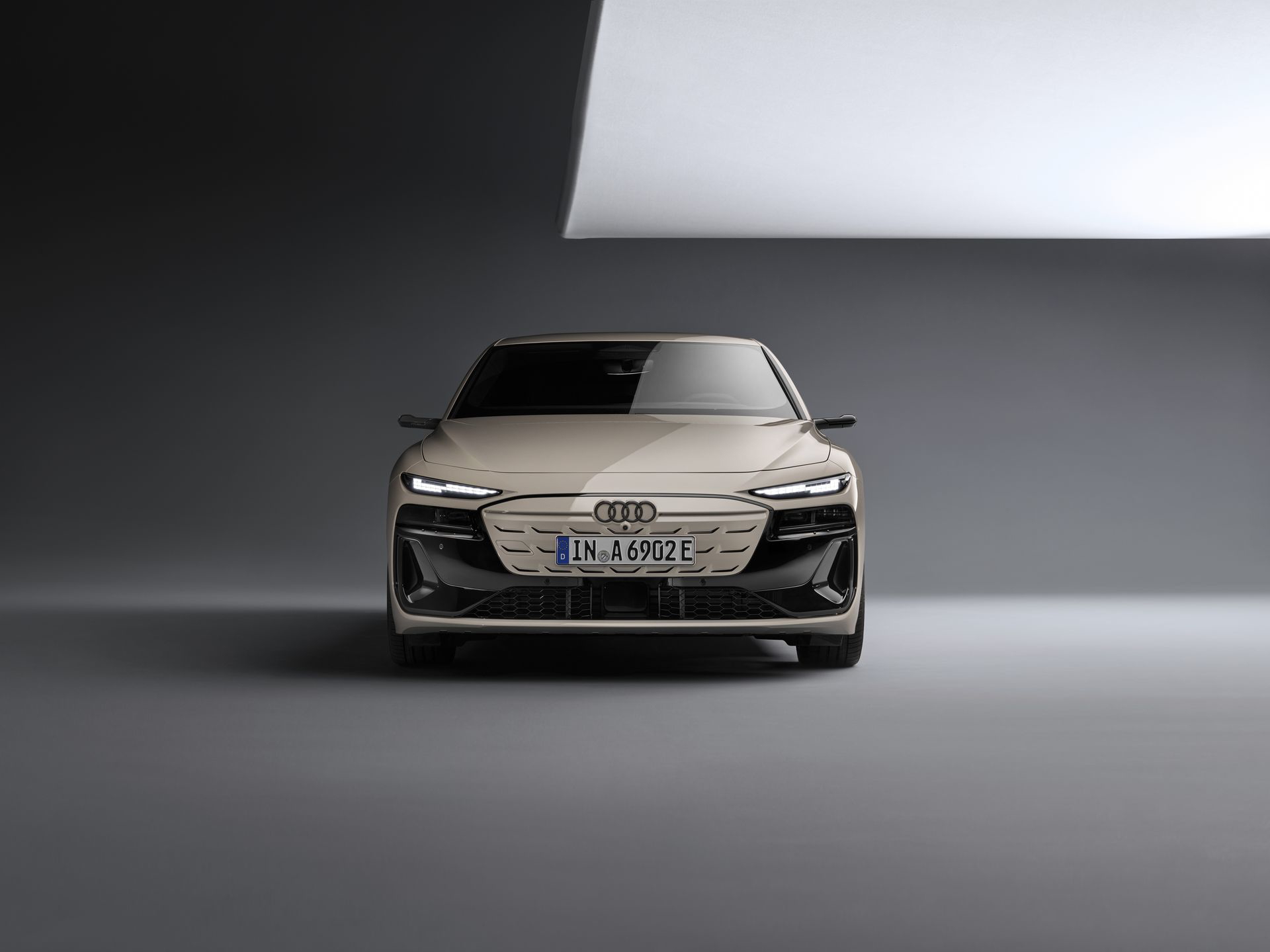 La visión futurista del Audi A6 e-tron, mostrando su imponente frontal.