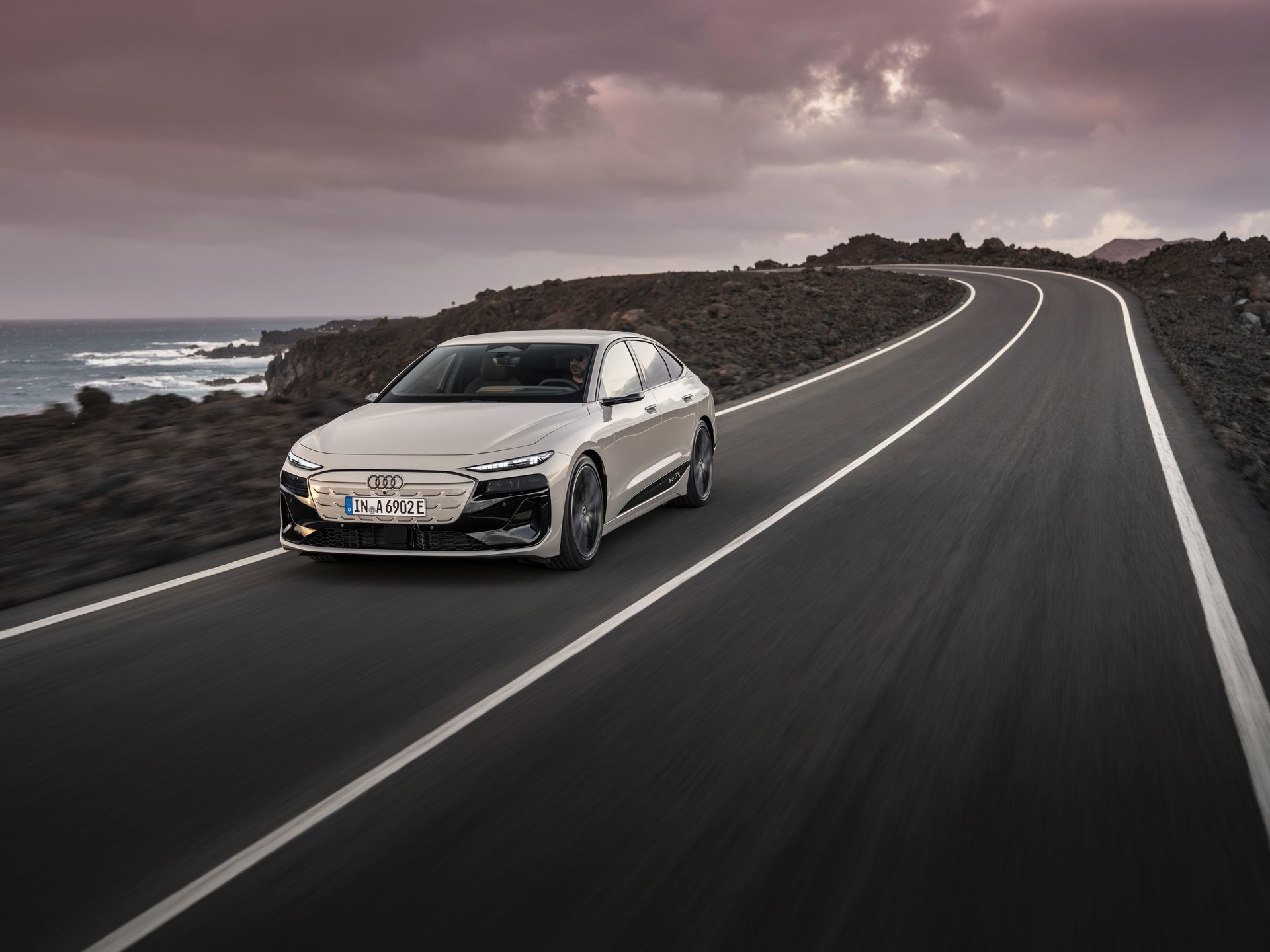 El Audi A6 e-tron promete revolucionar con su diseño y autonomía eléctrica.
