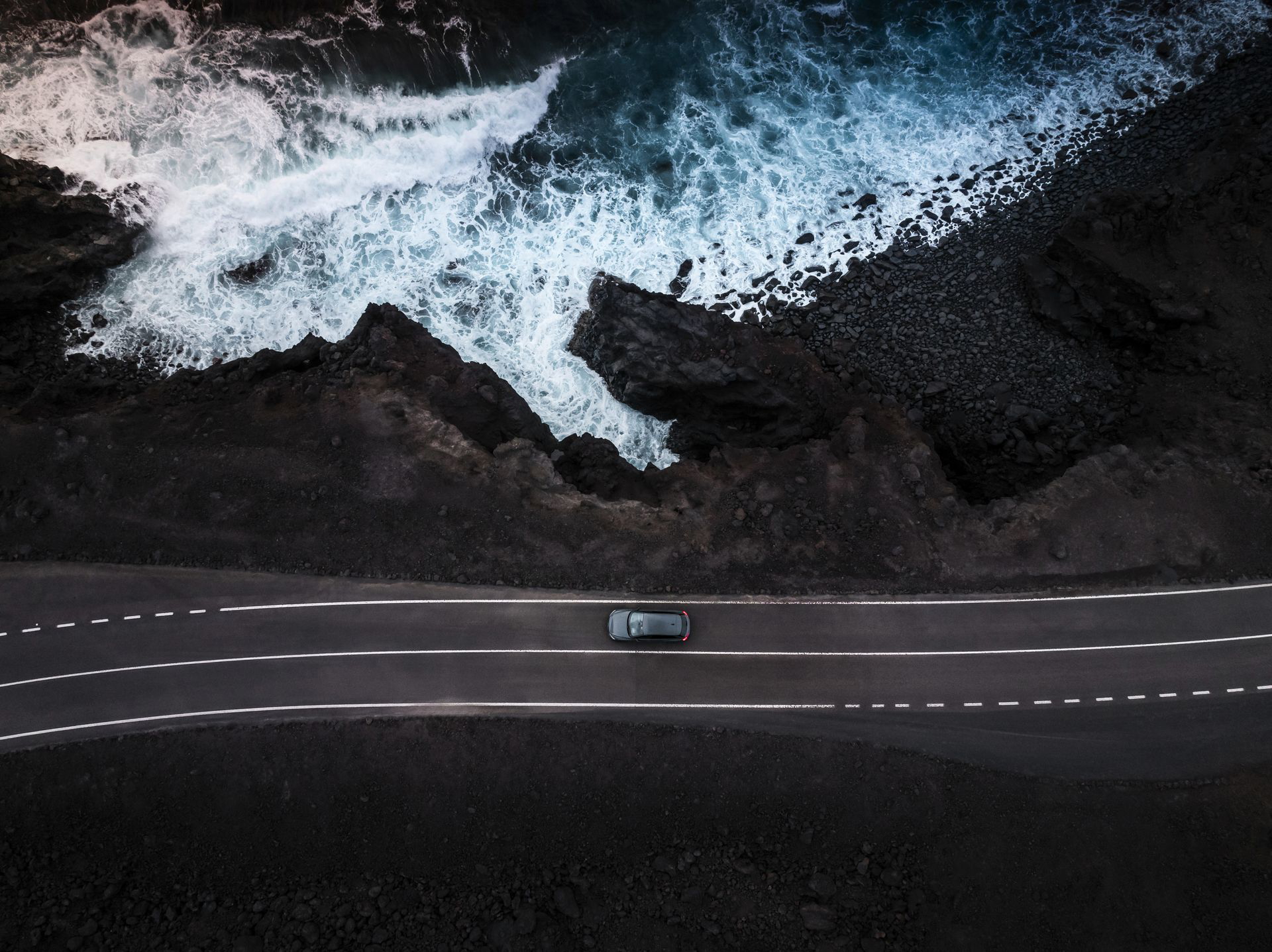 Vista aérea del Audi A6 e-tron destacando su diseño lateral.