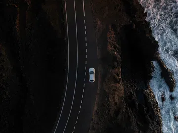 Vista aérea del Audi A6 e-tron destacando su techo y líneas aerodinámicas.