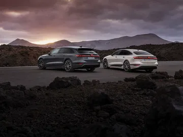 Dos variantes del Audi A6 e-tron perfiladas contra un horizonte dramático.