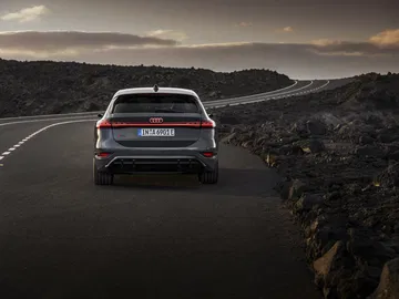 Vista trasera y lateral del Audi A6 e-tron mostrando su elegante silueta.