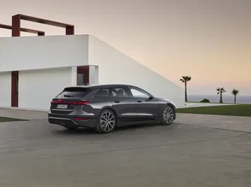 Audi A6 e-tron en una pose elegante, destacando su diseño futurista.