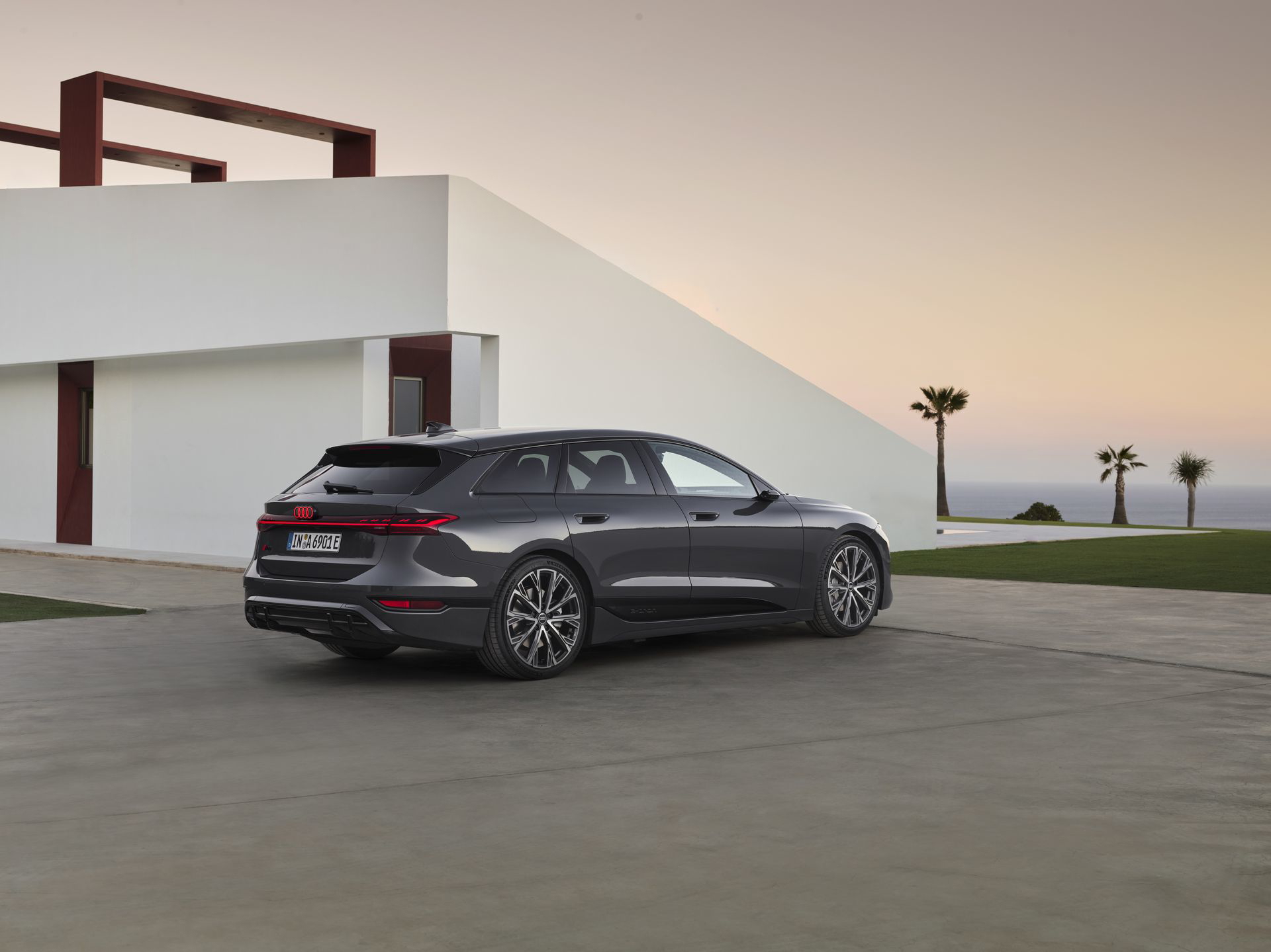 Audi A6 e-tron en una pose elegante, destacando su diseño futurista.