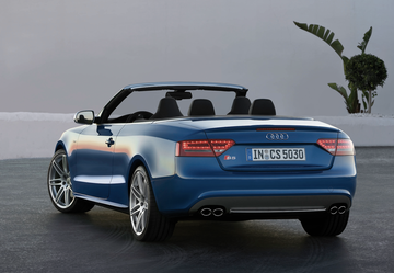 Vista trasera y lateral del Audi S5, enfatizando su línea coupé y diseño deportivo.