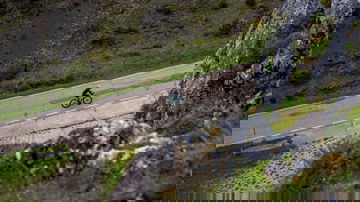 Bianchi presenta la ebike ultraligera, ideal para asfalto.