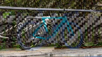Una ebike Bianchi Oltre con diseño aerodinámico y motor eléctrico, ideal para carretera.