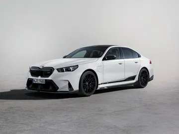 Vista lateral BMW M5 destacando su silueta deportiva y elegante.