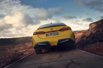 Trasera del BMW M5 mostrando líneas deportivas y escape doble.