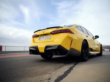 Vista dinámica de un BMW M5, realzando su musculatura y diseño deportivo.