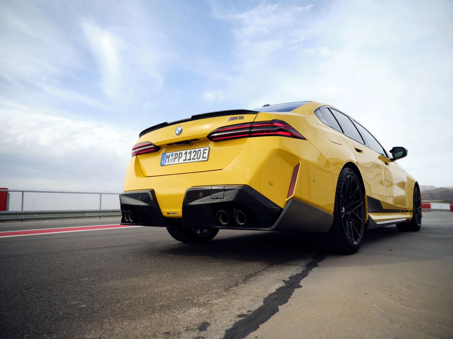 Vista dinámica de un BMW M5, realzando su musculatura y diseño deportivo.