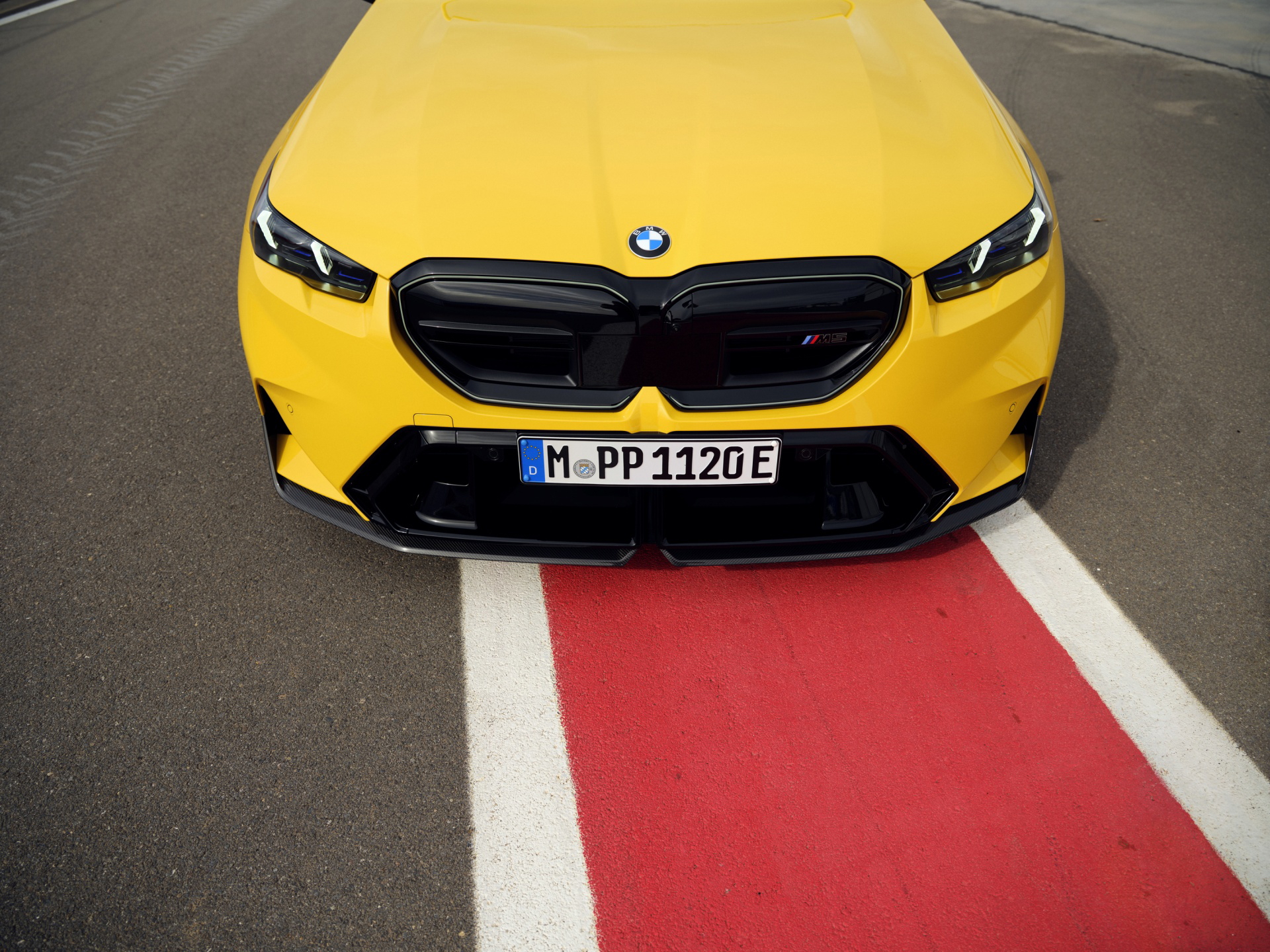 Frontal del BMW M5 con diseño agresivo y deportivo.