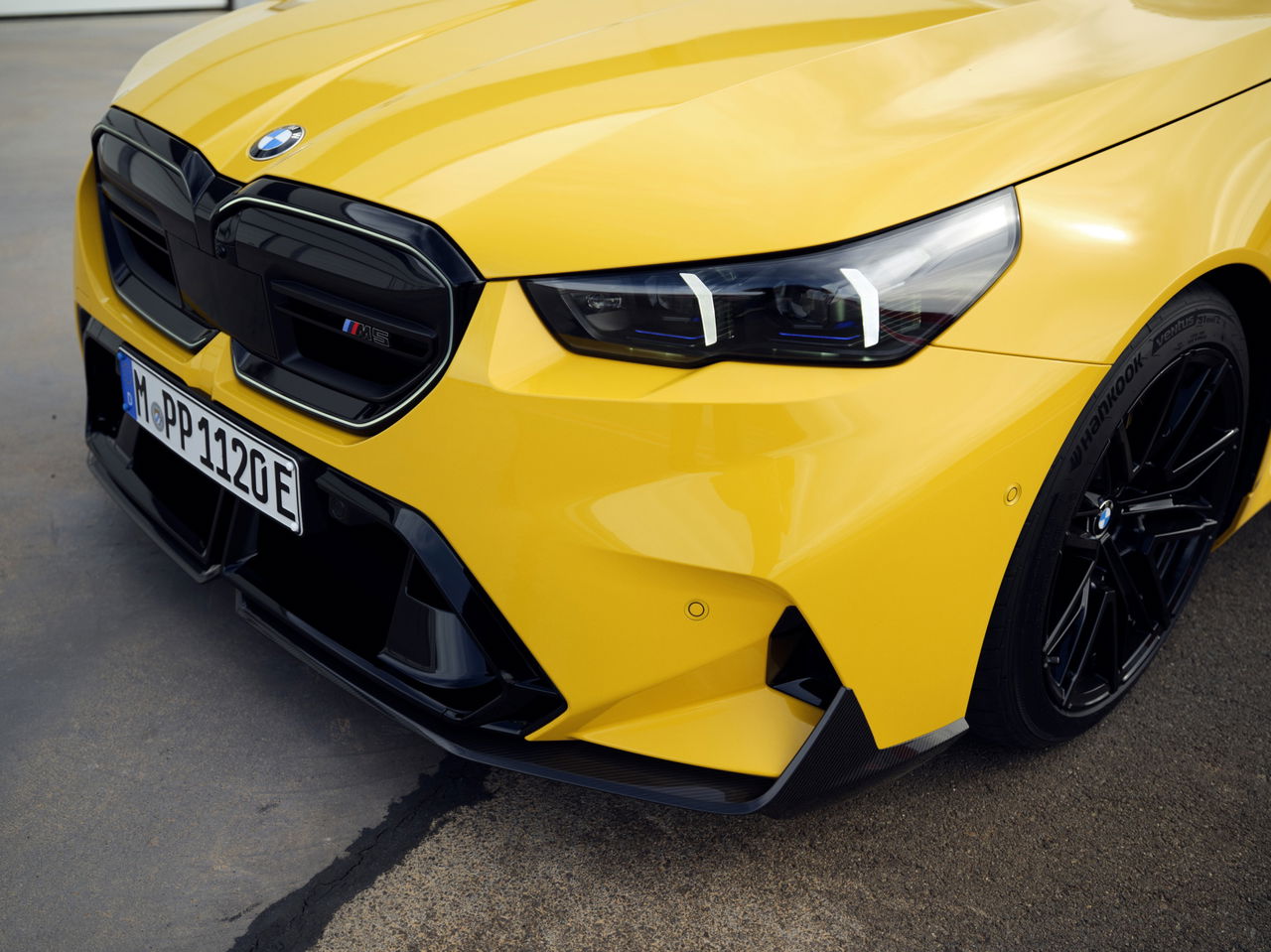 Vista angular frontal del BMW M5, destacando su diseño deportivo y aerodinámico.