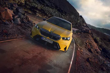 Vista agresiva del BMW M5, mostrando su diseño delantero y lateral optimizado para el rendimiento.
