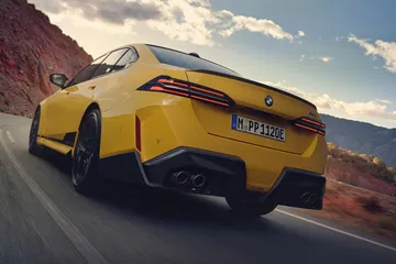 Vista trasera y lateral del BMW M5 mostrando su deportividad y diseño aerodinámico.