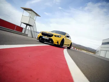 BMW M5 en acción, mostrando su perfil lateral dinámico y deportivo.