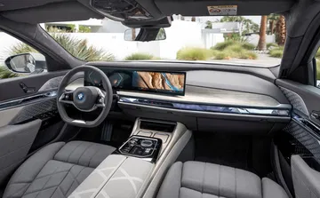 Vista interior de un BMW con tecnología de conducción autónoma destacando el panel de instrumentos.
