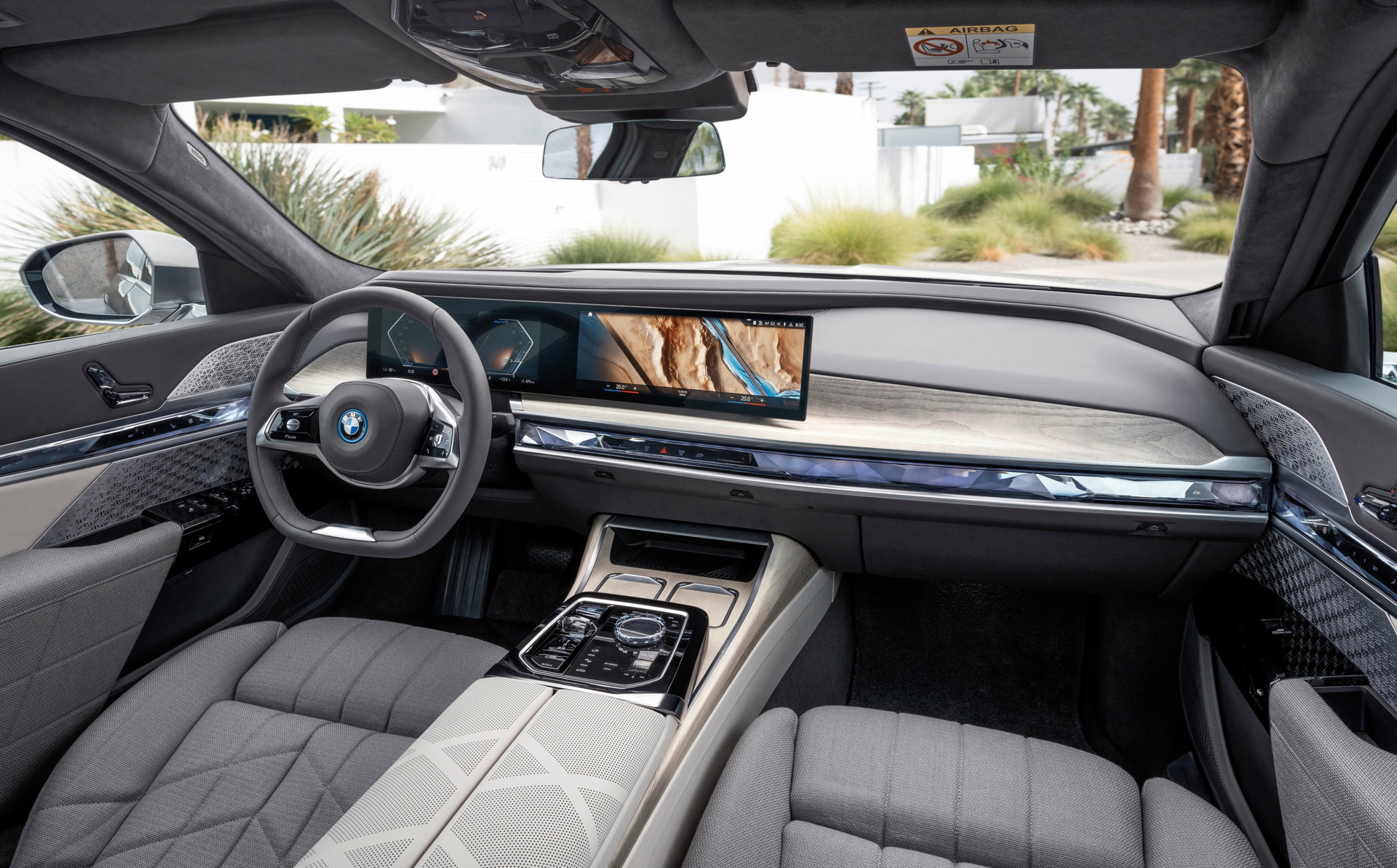 Vista interior de un BMW con tecnología de conducción autónoma destacando el panel de instrumentos.
