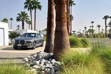 BMW muestra avance en sistemas autónomos en Alemania.