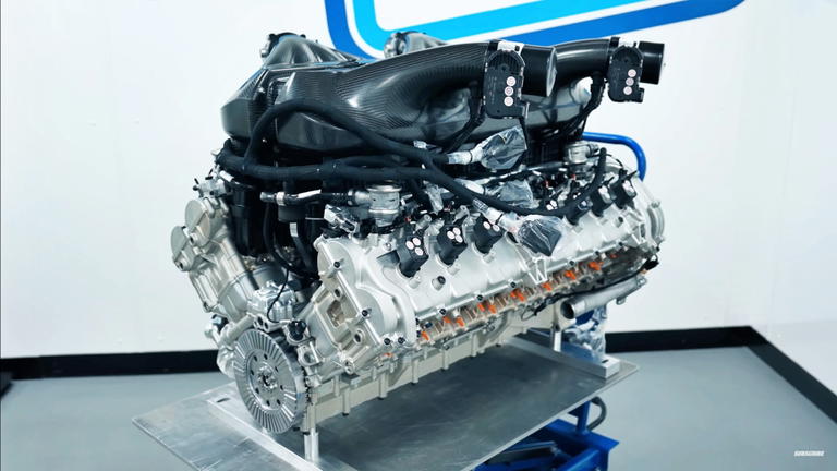 Vista detallada del motor V16 de Bugatti, obra maestra de la ingeniería mecánica Vista detallada del motor V16 de Bugatti, obra maestra de la ingeniería mecánica