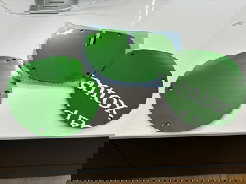 Piezas verdes con el logo de Caterham, posiblemente del CT05 de F1.
