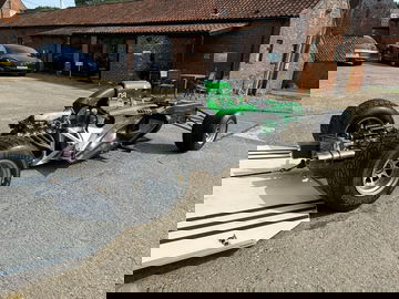 Vista lateral de un Caterham CT05 de F1 durante su restauración.