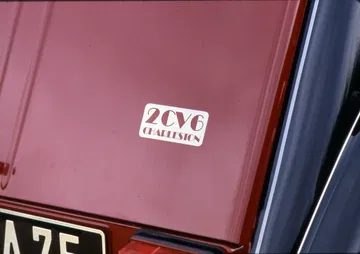 Detalle emblemático del Citroën 2CV Charleston en acabado burdeos y negro.