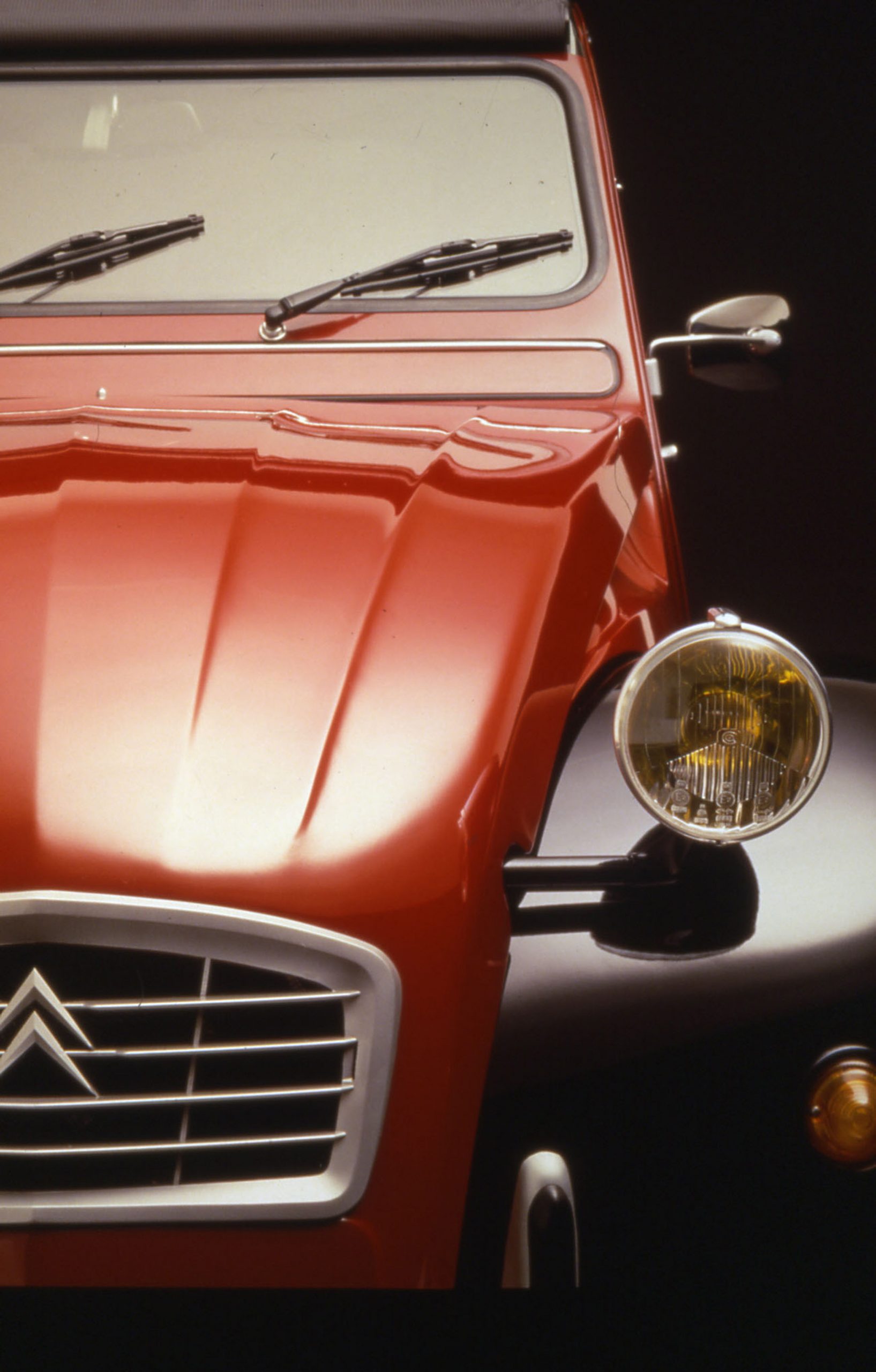 Clásico Citroën 2CV Charleston destacando líneas y faro delantero