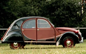Vista lateral del icónico Citroën 2CV6 Charleston, ejemplo de diseño atemporal.