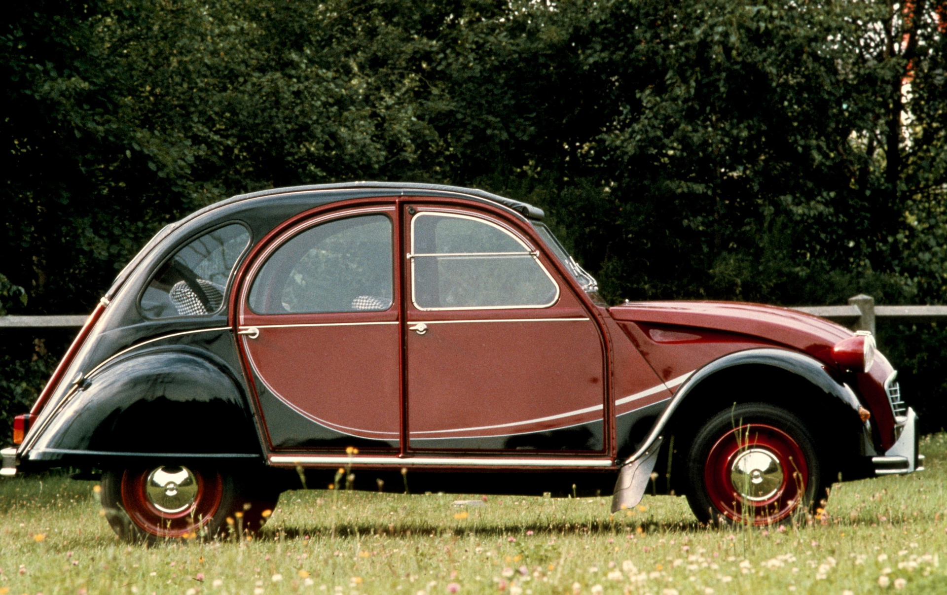 Vista lateral del icónico Citroën 2CV6 Charleston, ejemplo de diseño atemporal.