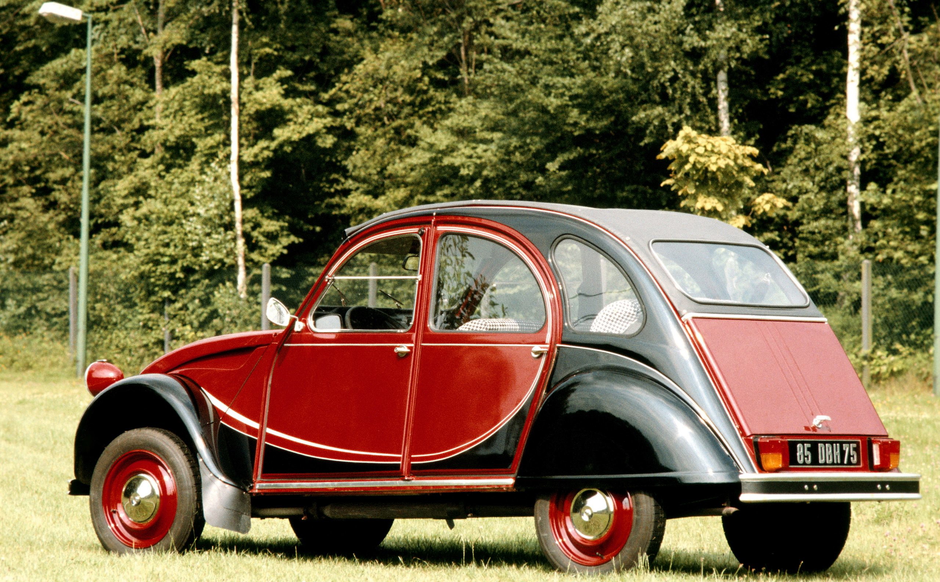 Vista trasera y lateral del icónico Citroën 2CV6 Charleston.