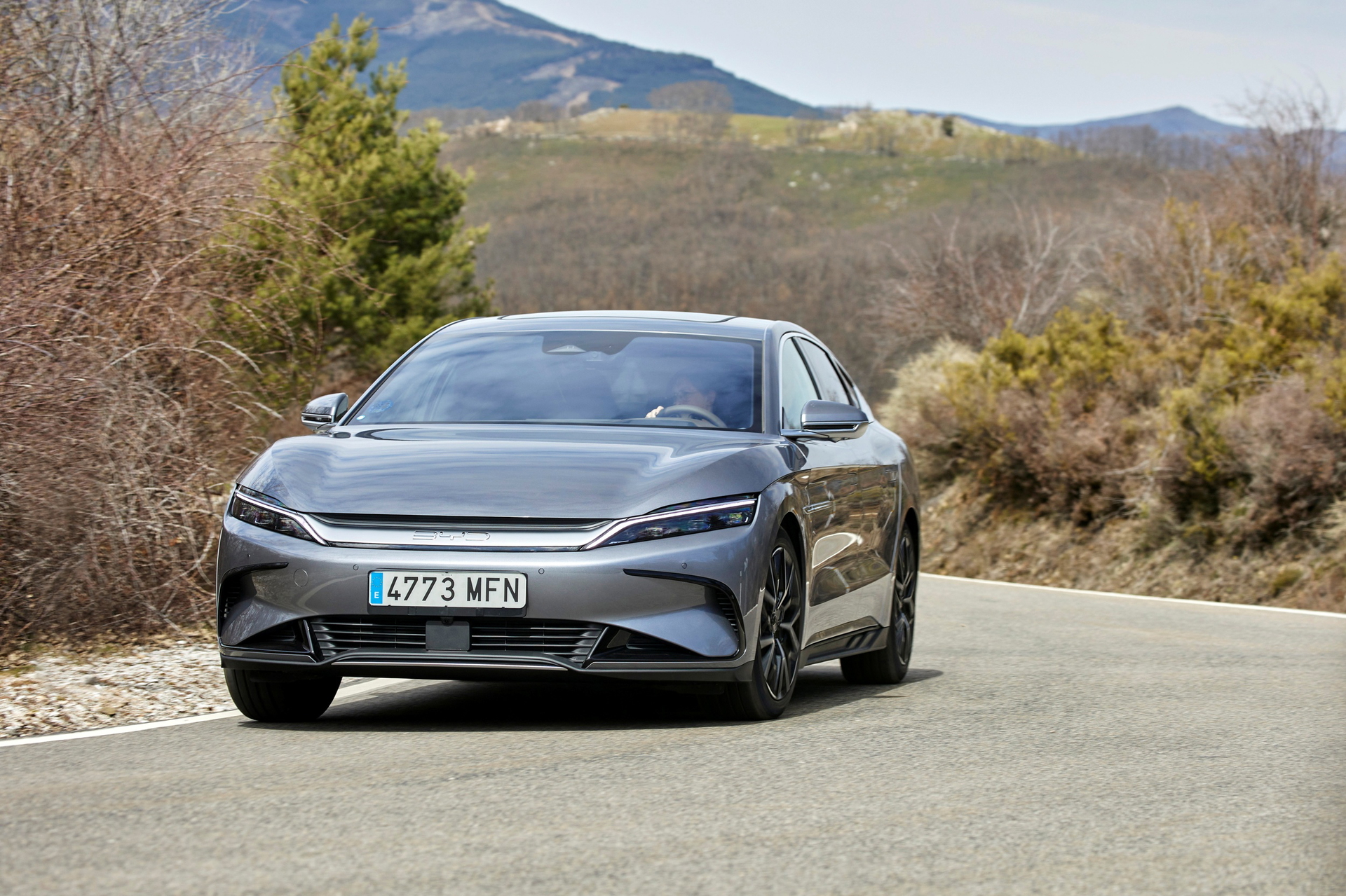 Vehículo eléctrico rodando en asfalto europeo, reflejo de tensiones comerciales.