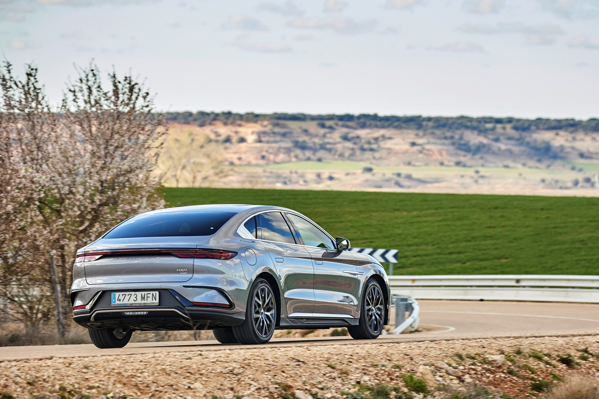 Vehículo eléctrico chino en carretera, desafiando los nuevos aranceles europeos