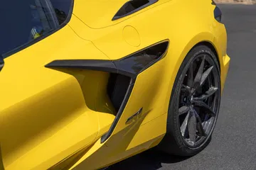 Vista lateral del Corvette ZR1 2024, destacando su diseño aerodinámico y llantas deportivas.