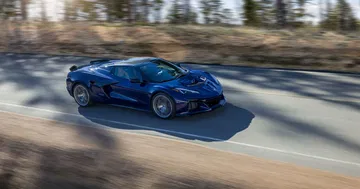 Vista dinámica del Corvette ZR1 2024 en acción, reflejando su poderío.