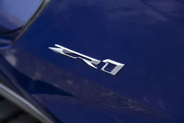Vista cercana emblema Corvette ZR1 denota linaje deportivo