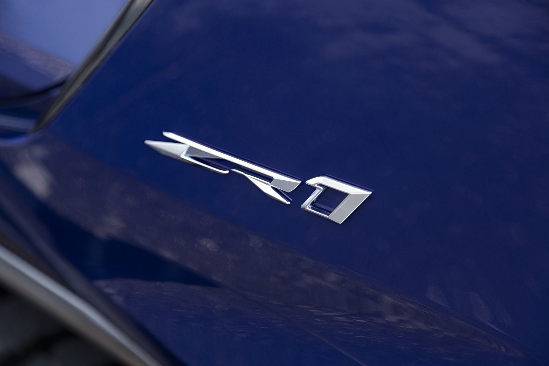 Vista cercana emblema Corvette ZR1 denota linaje deportivo