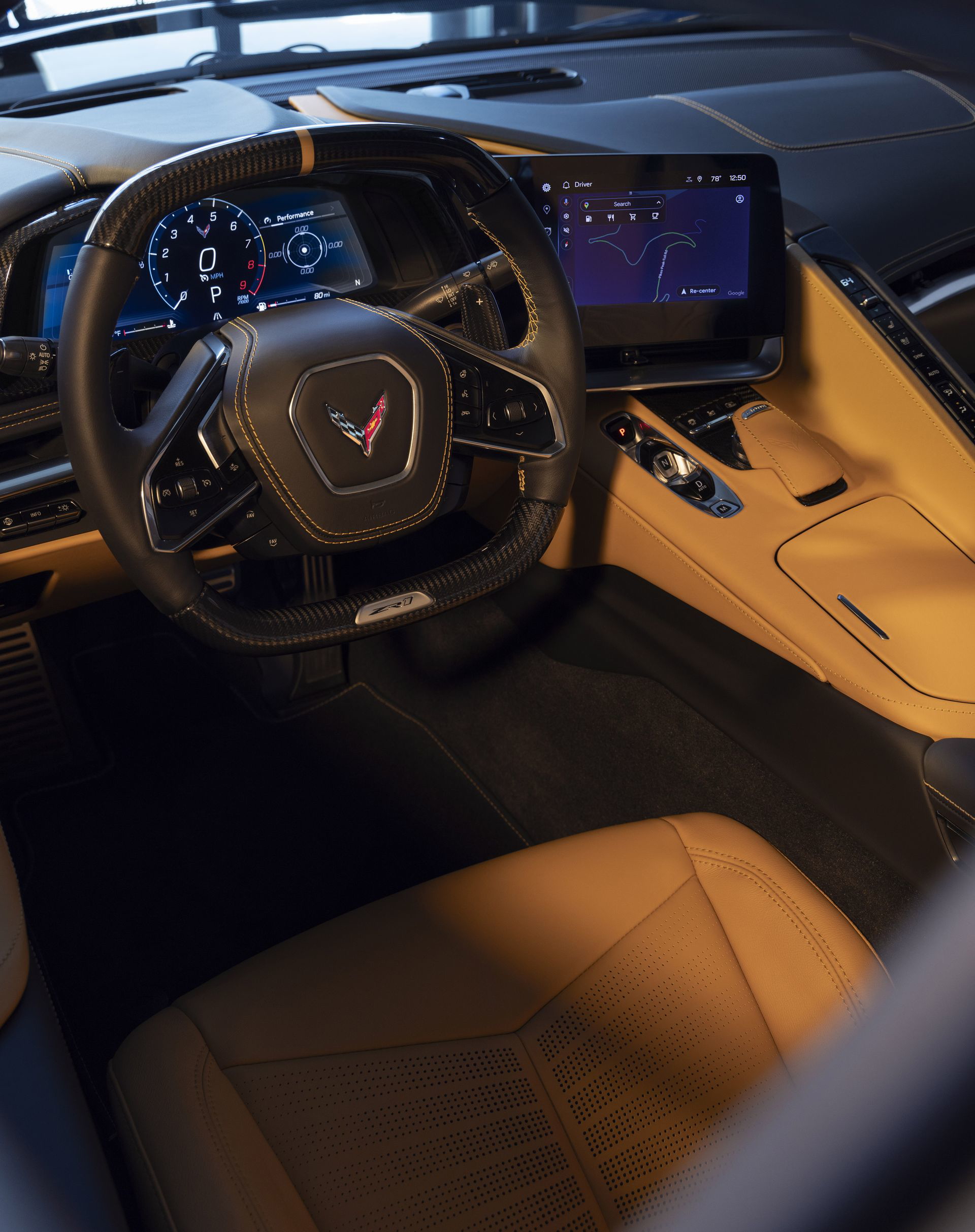 Vista parcial del habitáculo del Corvette ZR1 2024 mostrando volante y consola central.